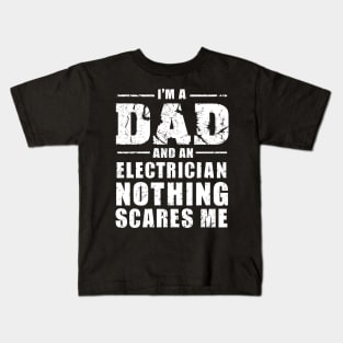 I'm A Dad And An Electrician nothing scares me Kids T-Shirt